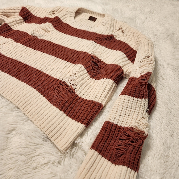✨️POL Cream and Mauve Distressed Chunky Oversized Sweater Size Small - Picture 11 of 11